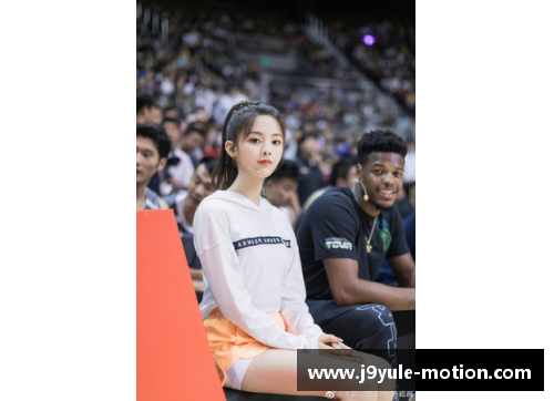 九游会J9足球球星的女友白衣优雅亮相引发时尚潮流热议